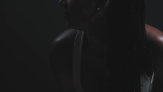 Sweaty Sex Bomb Scarlett Brooks Teases Her Wet And Juicy Body